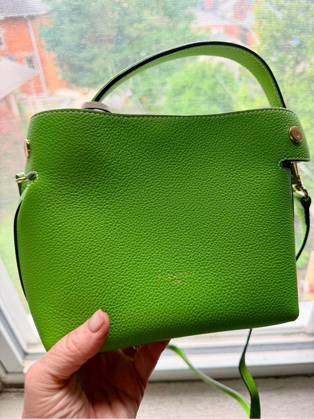 Fleuron: Mini Swann in pomme verte w leather leaf charm - Picture 4 of 5